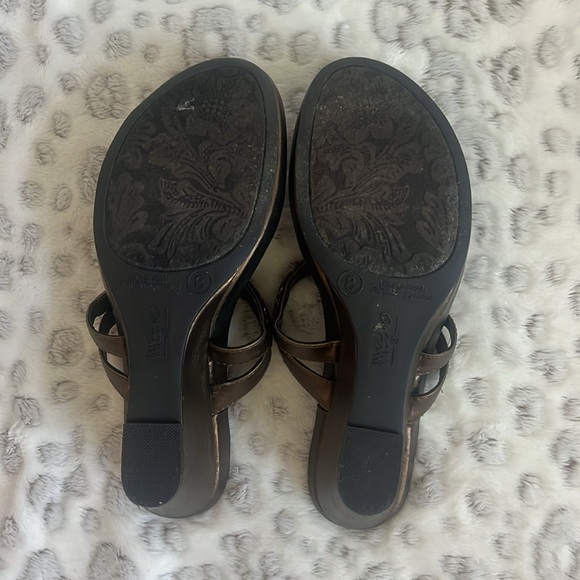 Mossimo Bronze Wedge Sandal with beading. - Picture 6 of 7